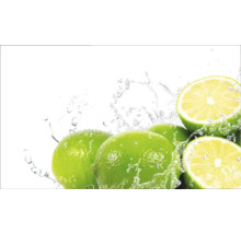 Mai multe lămâi verzi cu stropi de apă