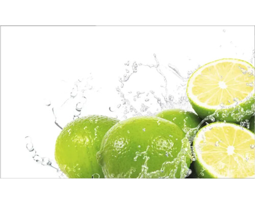 Mai multe lămâi verzi cu stropi de apă