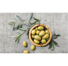 Măsline verzi într-un bol de lemn cu ramură de măslin