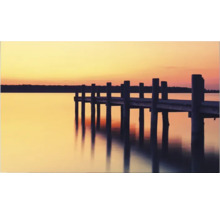 Ponton pe lac la apus de soare