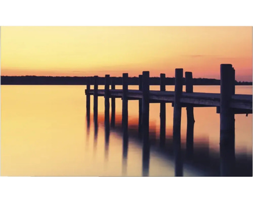 Ponton pe lac la apus de soare