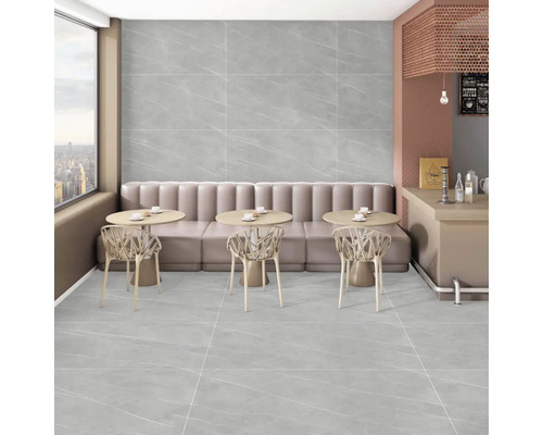 Imagine de interior cu gresie și faianță, mese și scaune