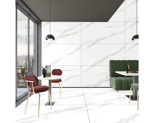 Cameră luminoasă cu gresie de marmură, mese, scaune și canapea