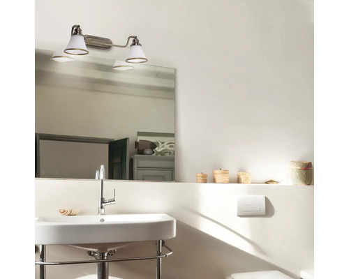 Baie cu chiuvetă, oglindă și iluminat