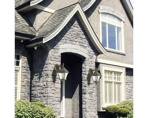 Fațada unei case cu corpuri de iluminat exterioare