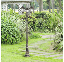 Lampa decorativă de grădină cu trei becuri într-o grădină îngrijită