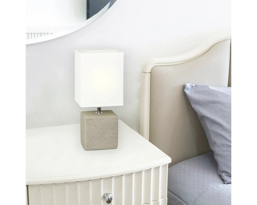 Lampă de noptieră cu abajur pătrat pe o noptieră