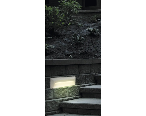 Scară de piatră iluminată cu corp de iluminat exterior încastrat