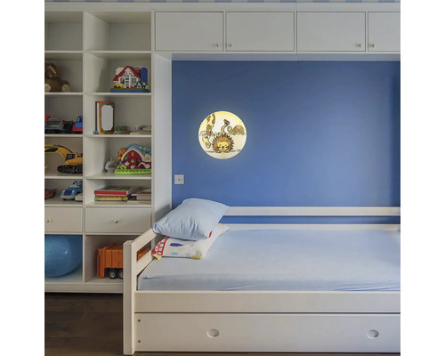 Cameră pentru copii cu lampă de perete, pat și raft