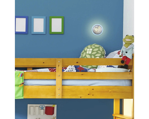 Cameră de copii cu pat supraetajat, lampă de perete cu motiv cu lună și rame foto