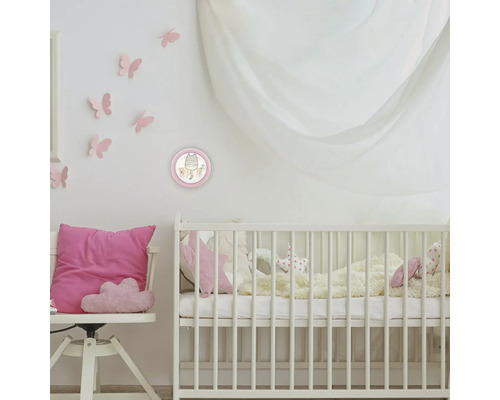 Cameră de copii cu pătuț, scaun și decorațiune de perete cu motiv animalier