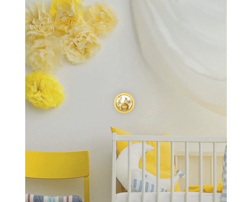 Cameră de copii cu lampă de perete cu motive animale, pătuț și decorațiuni galbene