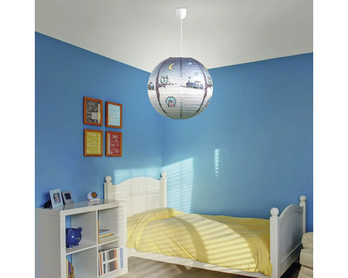 Cameră de copii cu lampă suspendată cu motive pentru copii