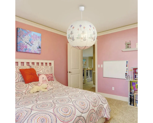 Cameră de copii cu pat, jucării și lampă rotundă de hârtie cu motive de animale ca plafonieră