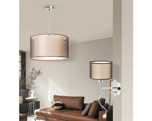 Cameră de zi cu plafonieră și lampă de perete