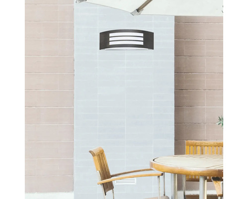 Scenă de exterior cu lampă de perete, masă și scaun.