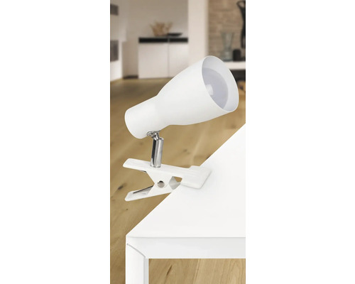 Lampă cu clemă albă pe o masă