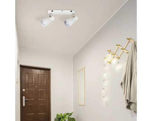 Hol cu plafonieră cu două spoturi, cuier și oglindă