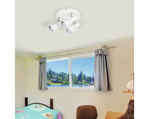 Lumină de tavan cu trei spoturi în cameră