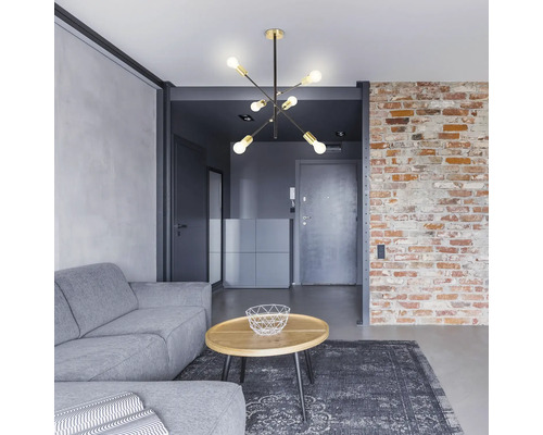 Living cu canapea gri, masă rotundă din lemn și lampă de tavan modernă