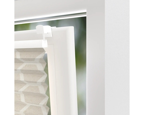 Vizualizare detaliată a unui pliseu pe un cadru de fereastră