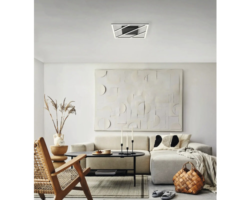 Living cu plafonieră modernă cu design geometric