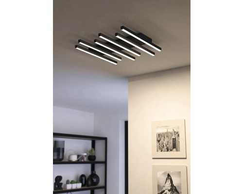 Plafonieră modernă cu mai multe elemente de iluminat liniare în camera de zi.