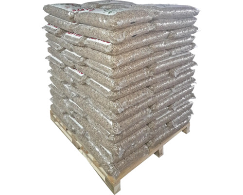 Paletă cu saci plini cu peleți de lemn drept combustibil