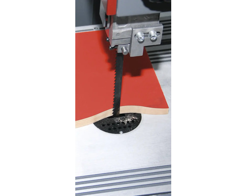 Fierăstrău cu bandă care taie o piesă de prelucrat