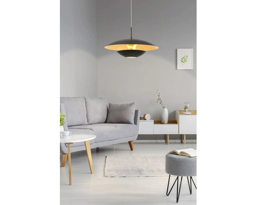 Cameră de zi cu canapea gri, fotoliu gri și lampă suspendată rotundă