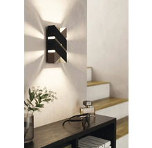 Lumină de perete modernă cu design geometric montată pe un perete