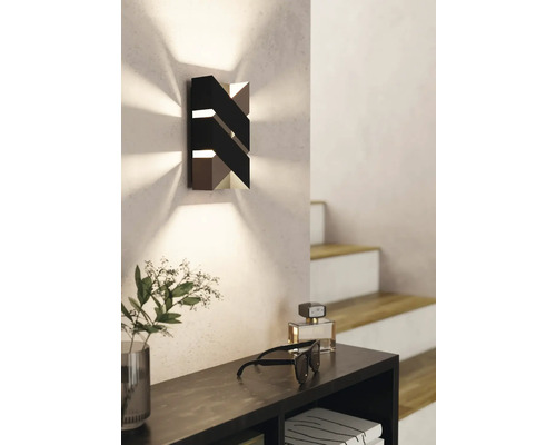 Lumină de perete modernă cu design geometric montată pe un perete