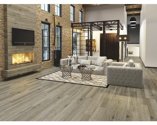 Living modern cu podea din lemn, șemineu, televizor și mobilier.