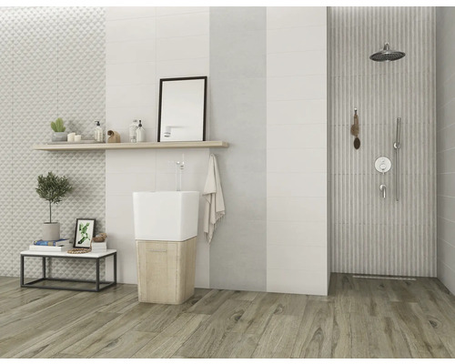 Baie modernă cu zonă de duș, lavoar și gresie cu aspect de lemn.