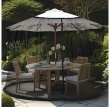 Scenă de grădină cu o masă de sufragerie sub o umbrelă de soare cu plasă de țânțari.