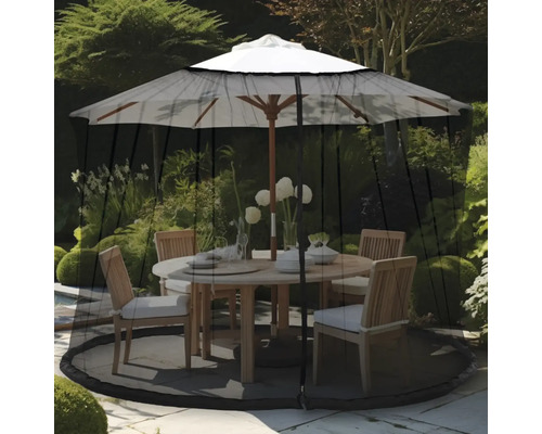 Scenă de grădină cu o masă de sufragerie sub o umbrelă de soare cu plasă de țânțari.