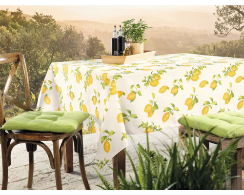 Masa aranjată cu față de masă cu model de lămâie și scaune afară.