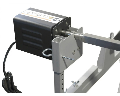 Imagine detaliată a unei construcții metalice cu motor și cablu de alimentare