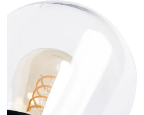 Prim-plan al unui bec cu filament într-un corp transparent de sticlă.