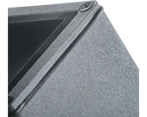 Prim-plan cu o jardinieră cu șuruburi