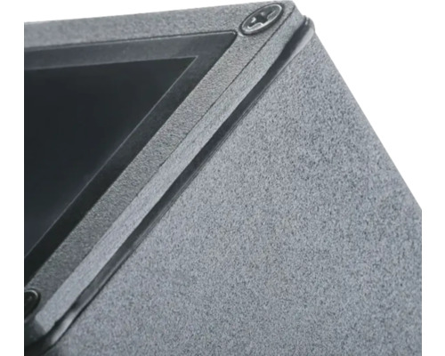 Prim-plan cu o incintă de difuzor gri cu șuruburi