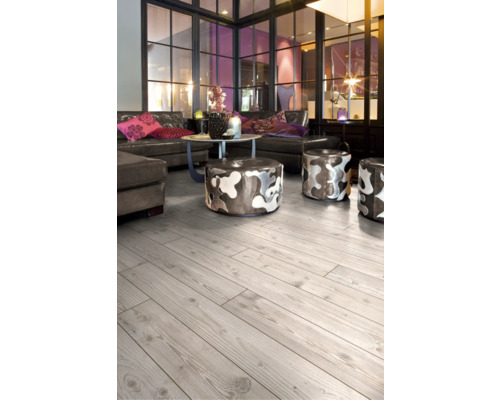 Cameră de zi cu podea din lemn deschis la culoare, canapele și taburete