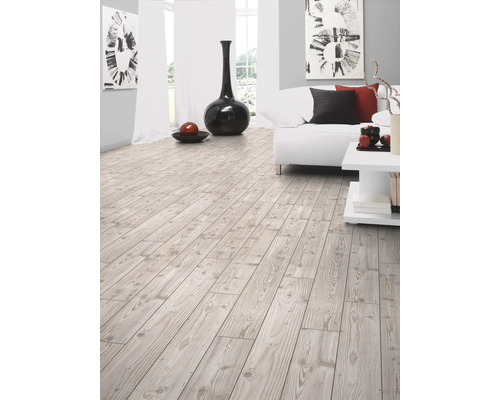 Cameră de zi luminoasă cu podea din lemn cu aspect de scânduri