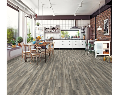 Bucătărie luminoasă cu podea din lemn, masă și scaune.