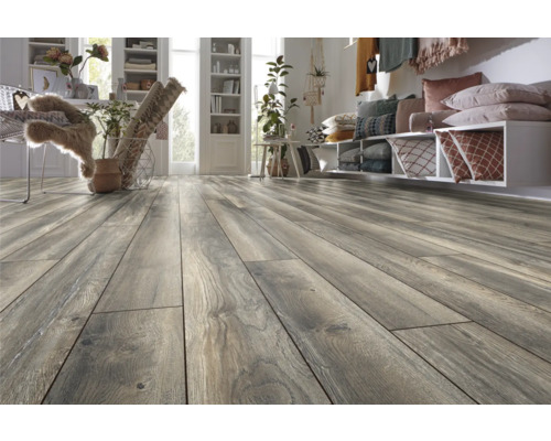 Pardoseală laminată montată în camera de zi