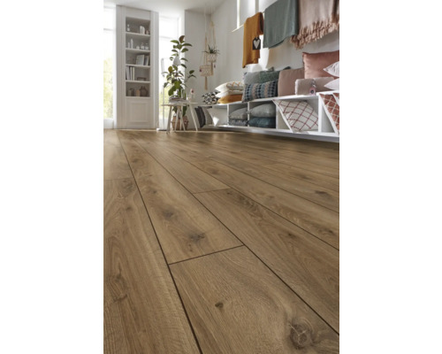 Cameră luminoasă cu podea laminată cu aspect de lemn, rafturi și decorațiuni