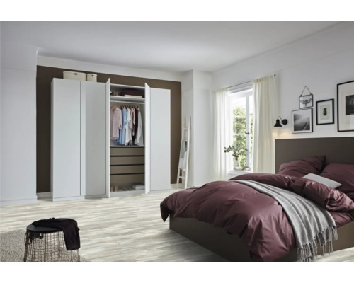 Dormitor luminos cu dulap, pat și fereastră