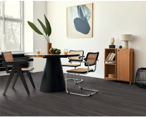 Sufragerie cu masă, scaune și podea laminată închisă la culoare.