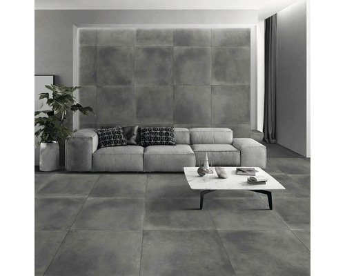 Cameră de zi cu podea cu gresie, canapea și măsuță de cafea