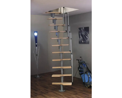 Vedere a camerei cu scară spiralată din lemn și metal